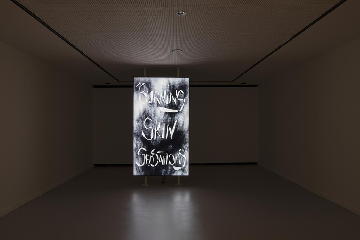 Filling Egg Shells, vidéo, 9’36’’, 2011-2023. Voice and texts: Orla Barry. Drums: Boris Gronemberger